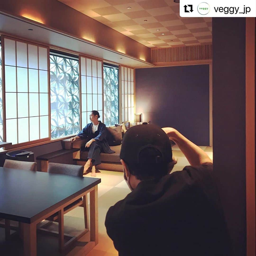 窪塚洋介さんのインスタグラム写真 - (窪塚洋介Instagram)「#Repost @veggy_jp 秋風が心地よい季節になりましたね😊🍃 #東京 は雨ですが、今日は #中秋の名月 #十五夜 ですね🌝 この日は日本では、花卉（かき）やお供えものを飾りますが、すすきは古くから神様の依り代（宿る場所のこと）とされ、中秋の名月前後から飾ると魔除けになるとされてきました。玄関先などにも飾る事で、災が家に入って来るの防ぐのだそうです。 そして先日は本誌 #veggy 2度目の登場となる @yosuke_kubozuka さんに深いお話を伺いました🌏✨ 次号11月号を楽しみにしていてください ✨ #plantbased #sustainable #earthing  #midautumnmoon #窪塚洋介 #veggy」10月4日 11時25分 - yosuke_kubozuka