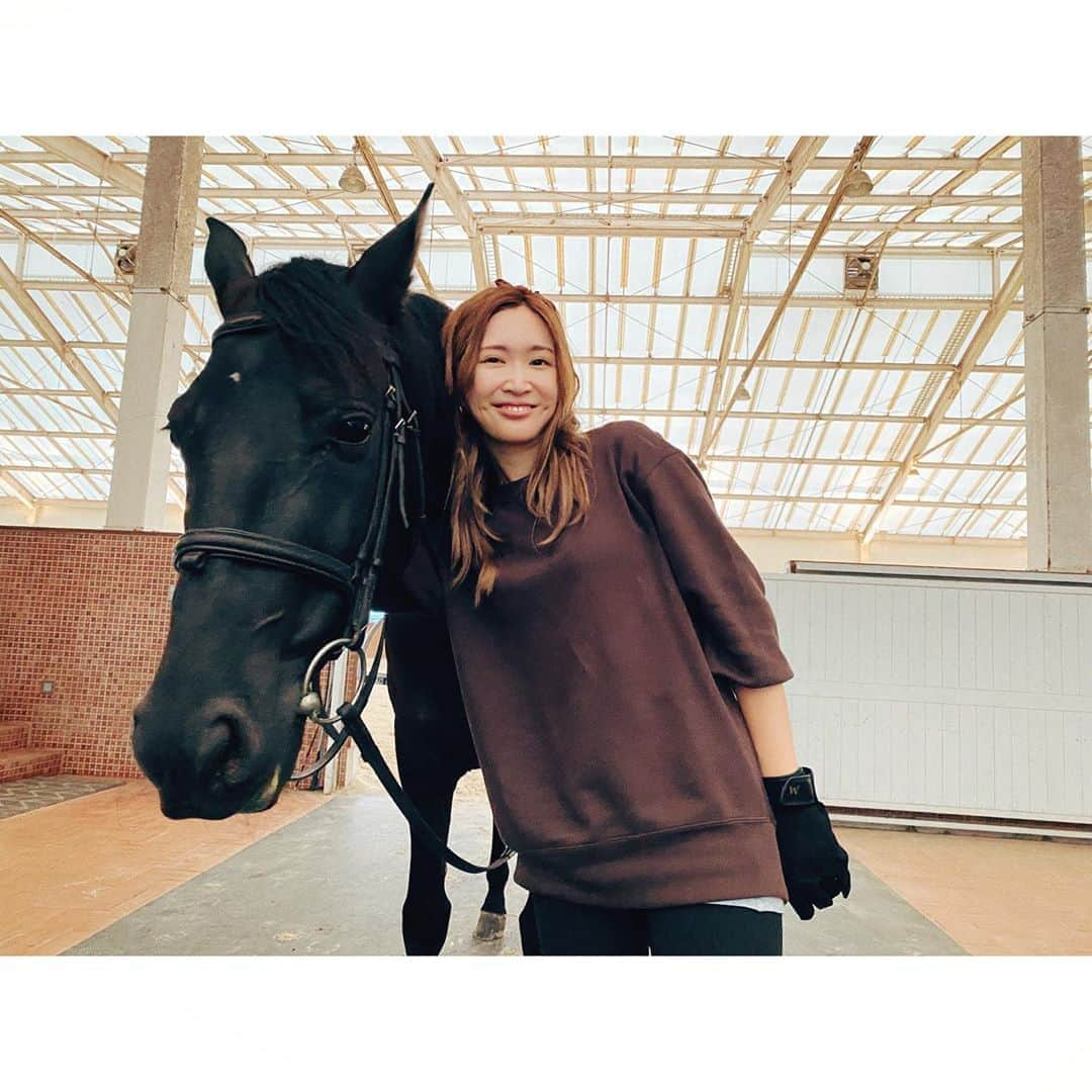 紗栄子さんのインスタグラム写真 - (紗栄子Instagram)「初めてカリメロに乗せてもらった日🐴💖✨  はぁ、、みんな大好き😌💖🌈✨ #nasufarmvillage」10月4日 11時17分 - saekoofficial