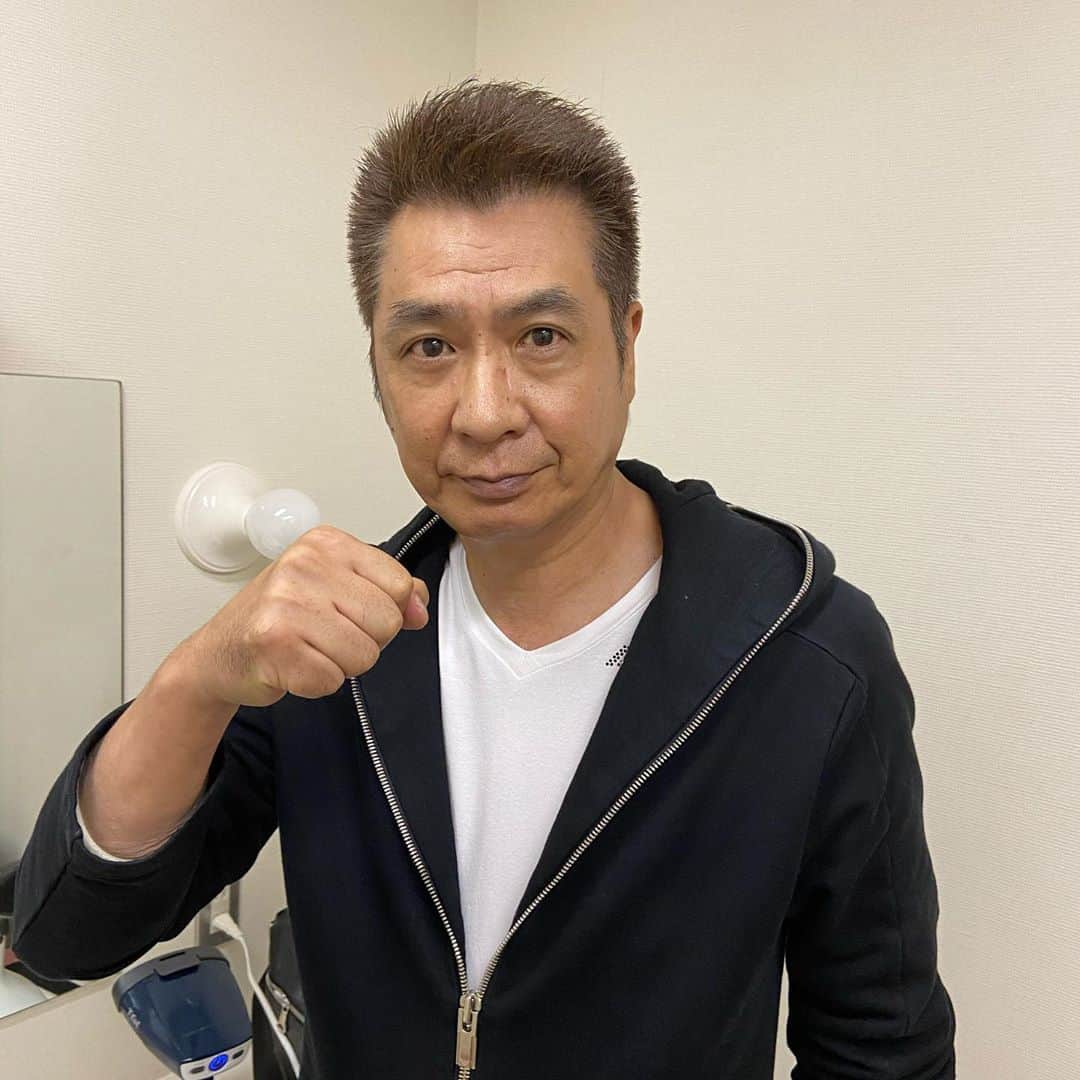 山川豊のインスタグラム：「おはようございます！  まもなくNHK「のど自慢」始まります！ 長野県は須坂市より生放送です！  是非ご覧ください！  10/4(日)12:15〜13:00 NHK総合「のど自慢」生放送  #山川豊#拳#長野県#須坂市#NHK#のど自慢」