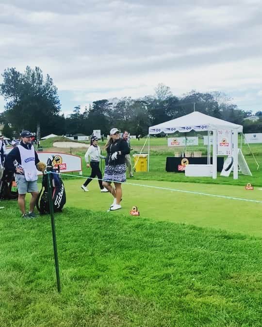 山口すず夏のインスタグラム：「・ ShopRite Classicで今年の試合が終了しました⛳️ この2ヶ月間、思うような成績を残すことが出来ず、自分の中で試行錯誤しながらやってきましたが、良いところのつまみ食いしかできず、結局自分の長所を活かすことが出来ないで終わってしまいました。 今週は、ショットはだいぶ良くなってきたけど、2m以内のパットを2日間で8回も外してしまいました。 今まで得意としてきたパターで、ここまで外したのは初めてだったので、途中から自信がなくなってきてしまい、それがショットにも響いてしまったかなと思います。 もうオフシーズンになってしまったので、いまから自分をしっかり見つめ直し、来年に向けて、今の自分に何が必要かを考え、練習やトレーニングに励んでいきたいと思います。 スポンサーさんをはじめとした、応援していただいている皆さんに、良い結果を報告できず、とても悔しいですし、不甲斐ない気持ちでいっぱいです。 でもスランプはきっと誰にでもあるし、簡単に乗り越えられるわけではないと思うけど、来年も出場できるのは決まっているので、残されたチャンスをしっかりと自分のモノにできるように、必死で頑張りたいと思います‼︎ ・ ちなみに1枚目は、2日目のスタートのティーショット。(10番) 2枚目は、1日目の12番でのチップショット。 3枚目は、2日目の13番でのバーディーパットです🏌🏼‍♀️ ・ これからも応援よろしくお願いします☺︎ ・ #lpga#golf#ゴルフ#女子プロゴルフ#環境ステーション#ヨネックス#yonex#味の素#ajinomoto#アミノバイタル#aminovital#ロッテ#lotte#ana#ゴルフネットtv#パルマックス#サマンサタバサ」