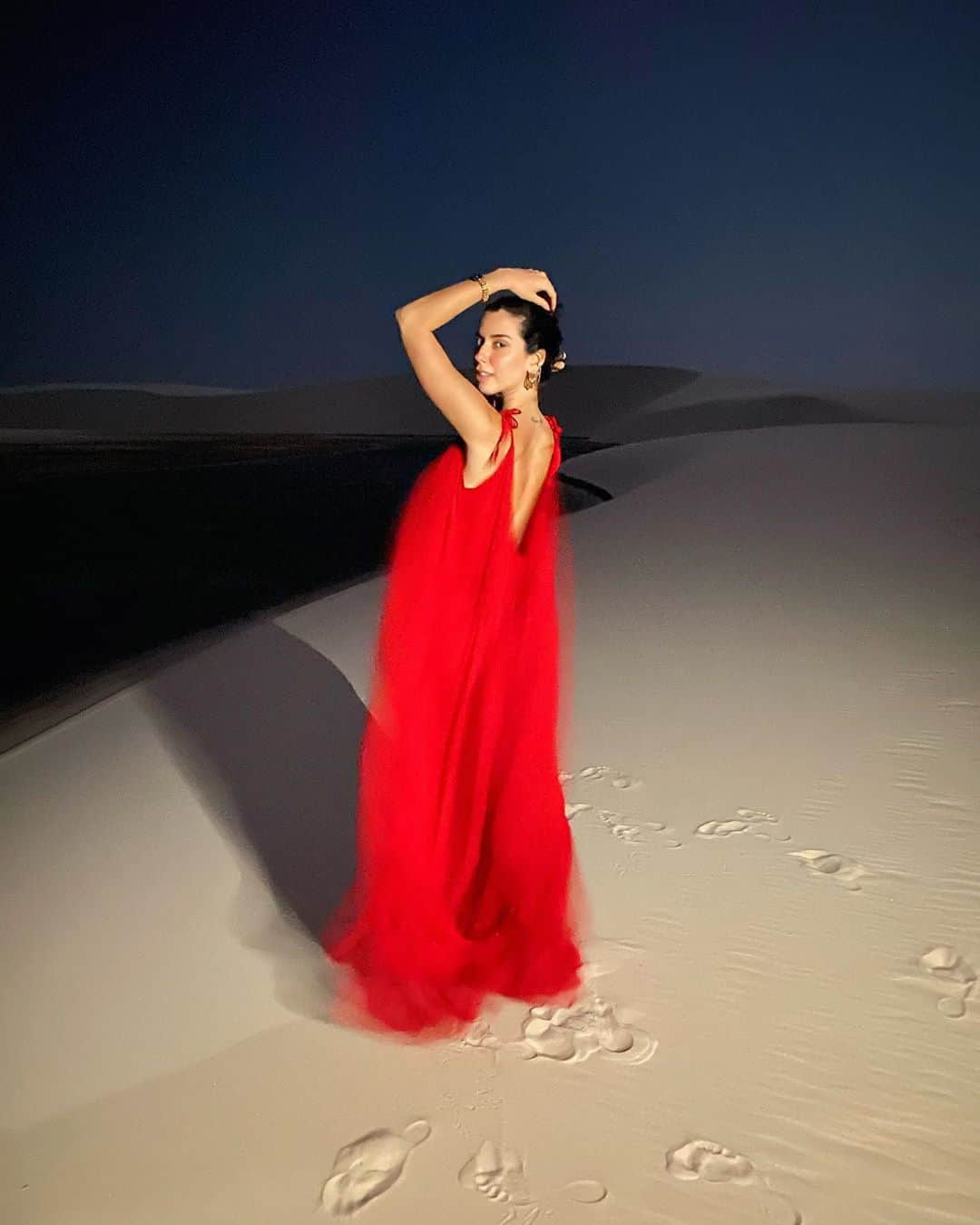 Garotas Estupidasさんのインスタグラム写真 - (Garotas EstupidasInstagram)「descalça é meu look favorito ❤️ #lencoismaranhenses #brasil 🇧🇷 #ccolencois」10月4日 11時36分 - camilacoutinho