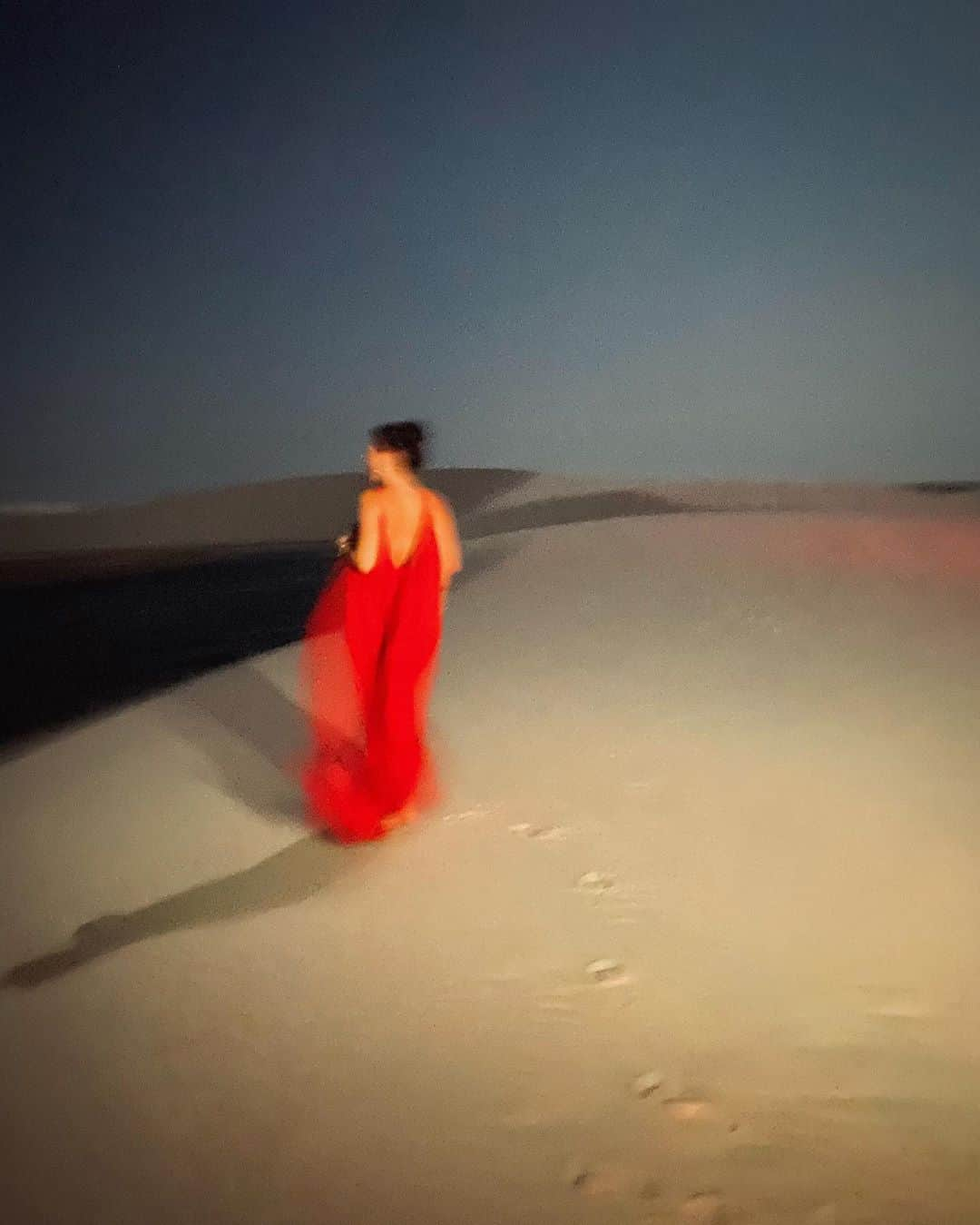 Garotas Estupidasさんのインスタグラム写真 - (Garotas EstupidasInstagram)「descalça é meu look favorito ❤️ #lencoismaranhenses #brasil 🇧🇷 #ccolencois」10月4日 11時36分 - camilacoutinho