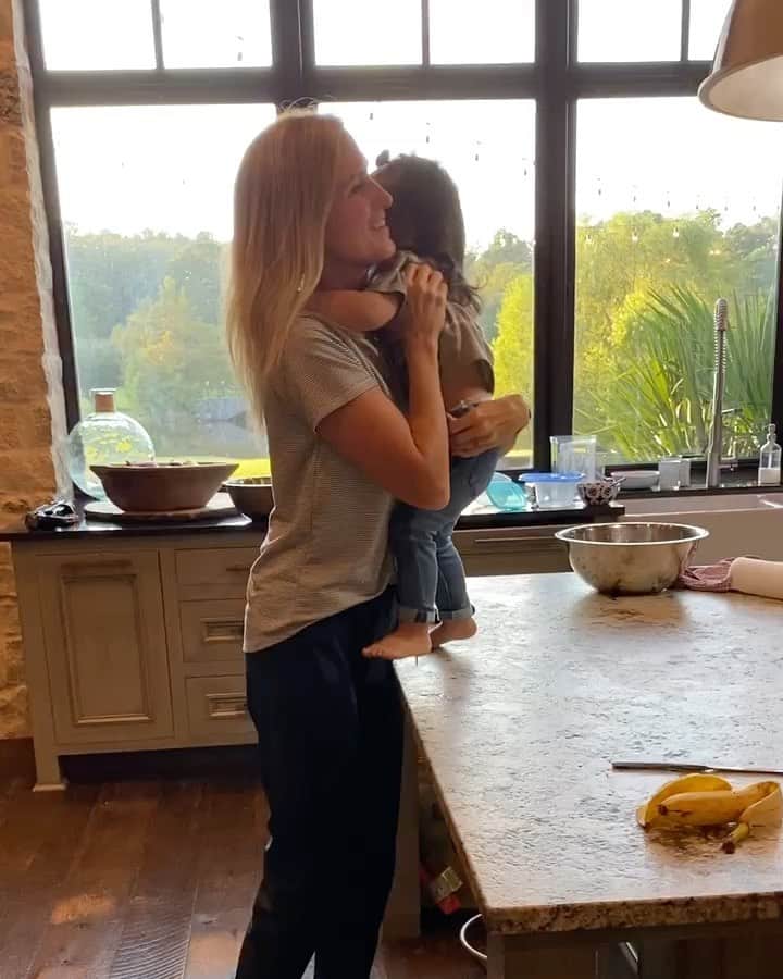のインスタグラム：「“But Jesus called the children to him and said, “Let the little children come to me, and do not hinder them, for the kingdom of God belongs to such as these. Truly I tell you, anyone who will not receive the kingdom of God like a little child will never enter it.” Luke‬ ‭18:16-17‬ ‭  I’ve told my kids their whole life to “jump in with both feet!” and I couldn’t love these videos with my grands more!   Child-like faith is one that jumps with the confidence that the one who loves you totally and completely is there to catch you. Child-like faith holds onto the hands of the one who loves you and take wide, leg-all-the-way-out steps forward!   Thinking about this with all the uncertainty in the world right now, let’s keep stepping forward with that child-like faith and not forget Who’s got this!   Prayers for healing for the President, First Lady and everyone suffering with Covid right now! 🙏🏻」