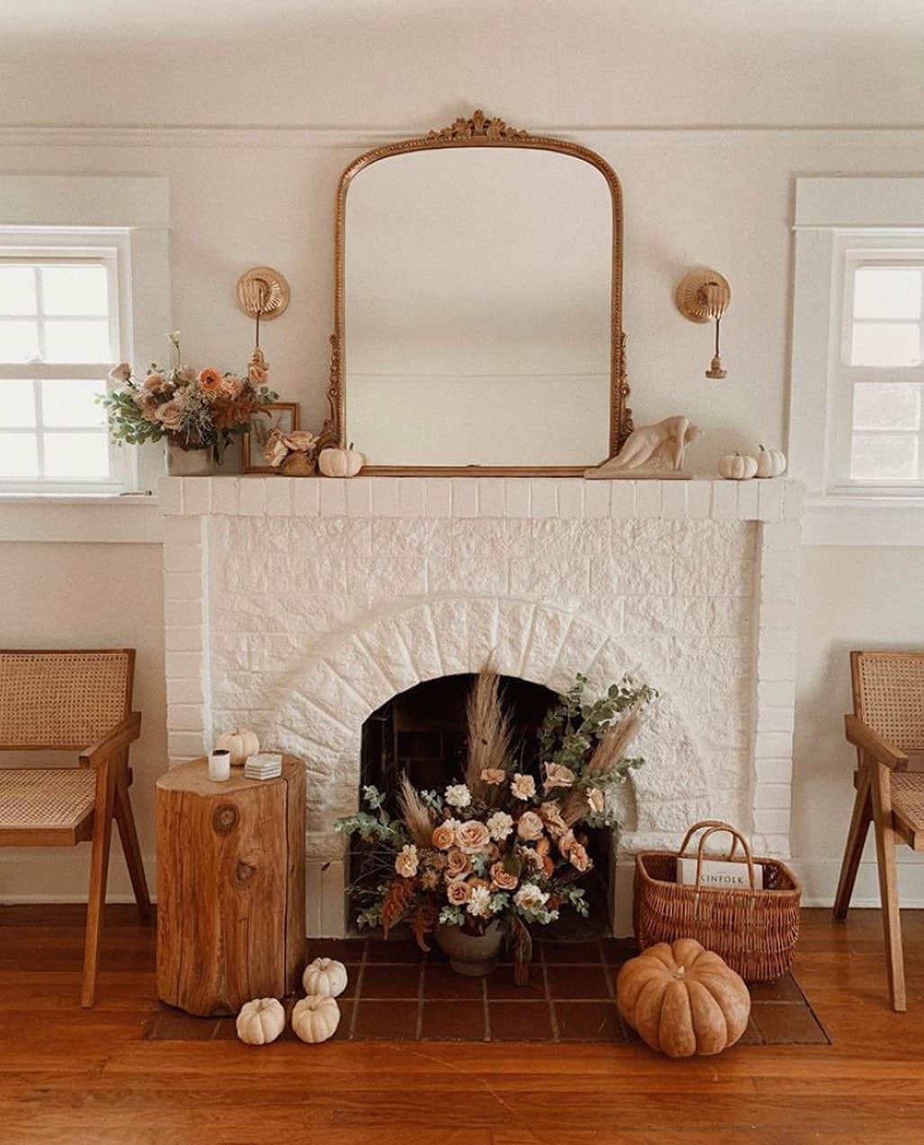 FRENCH GIRLさんのインスタグラム写真 - (FRENCH GIRLInstagram)「Gorgeous fall accents in the cozy chic home of @prettylittlefawn ✨ We’re so happy that October is finally here so we can bust out the autumn home decor (and place pumpkins everywhere!) 🍂 #saturdaze」10月4日 11時46分 - frenchgirlorganics