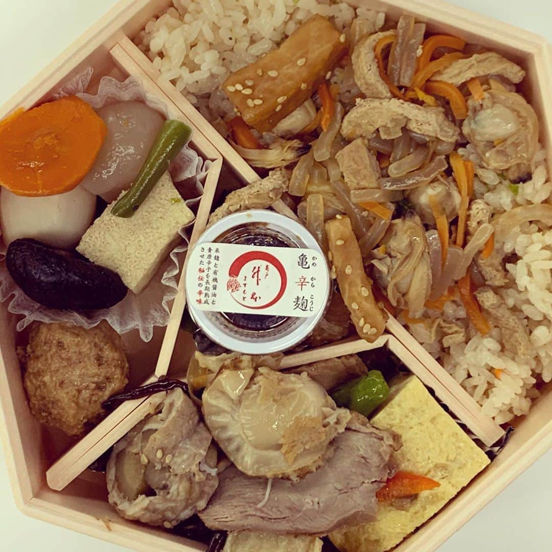 のインスタグラム：「休日出勤だけど、最高弁当出たから大吉。大好きな亀戸升本、あさり飯。亀辛麹が万能タレ。最近、東京駅で買えなくなってたのでうれしさ100倍。 #亀戸升本 #亀戸大根たまり漬 #亀辛麹」