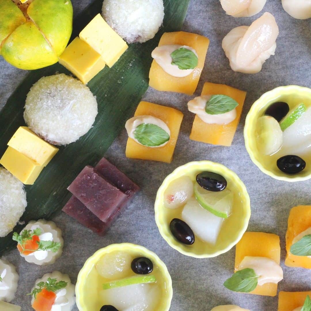 【公式】オーシャンリゾートホテル マホロバ・マインズ三浦さんのインスタグラム写真 - (【公式】オーシャンリゾートホテル マホロバ・マインズ三浦Instagram)「和食料理人がつくる秋のスイーツ試作品です。 うーん、かわいい。 左上のみかんの皮の中にはみかんの果実を使ったプリンが入っているそうです。 美味しそう！  #和菓子 #お菓子 #和菓子カフェ #和菓子好きと繋がりたい #和菓子職人 #和食 #料理人 #みかん #おいしい写真 #グルメスタグラム #かぼちゃ #花豆 #ゼリー #プリン #gotoトラベル #みかんプリン #ようかん #羊羹 #お茶の時間 #おやつタイム #おやつの時間 #maholovaminds #gototravel #マホロバマインズ #三浦 #三浦市 #マホロバ #三浦半島 #マホロバマインズ三浦」10月4日 12時00分 - maholova_minds_miura