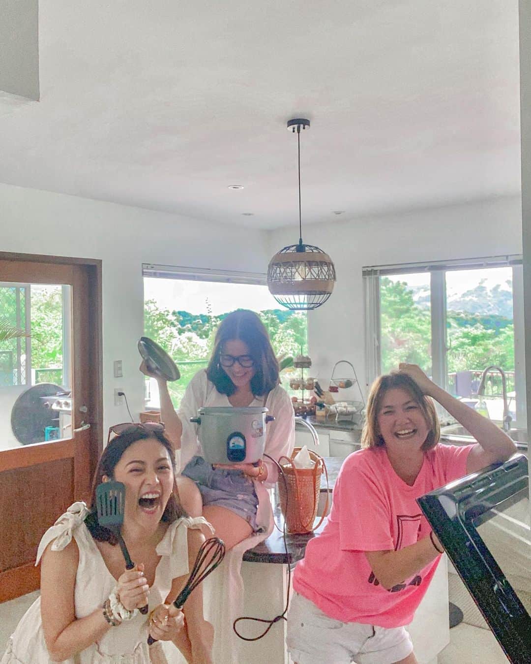 Kim Chiuさんのインスタグラム写真 - (Kim ChiuInstagram)「“We may not see each other often but the moment we reconnect it feels like yesterday.” 💗🌸💗. . . That feeling na nakakakita ka ng kapwa mo kalog din!✨ Miss you mga moms!! Happy anniversary!😁😅 @iamangelicap @bela . . Watch our latest vlog (get away) 🌴🌊☀️up on my channel (kim chiu ph) or you can click the link in my bio for full video👆🏻 #angbeki」10月4日 12時00分 - chinitaprincess