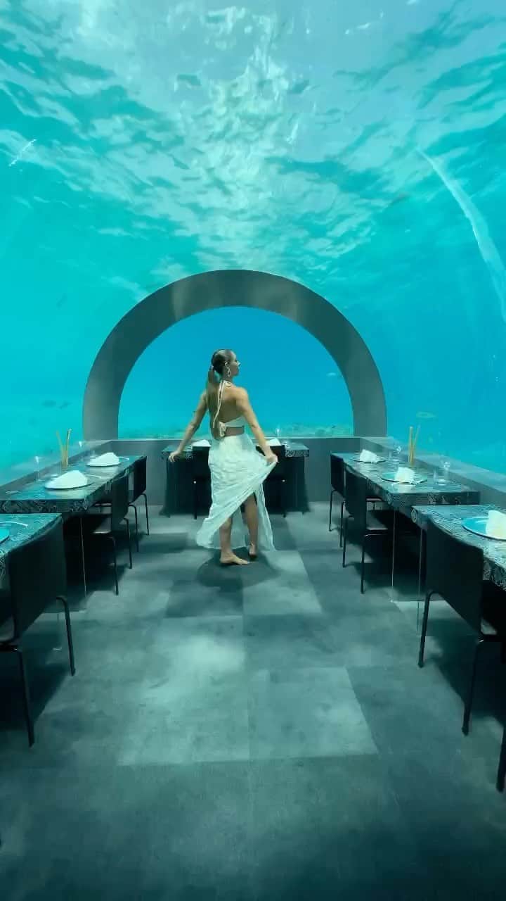 ホープ・ビールのインスタグラム：「Wow, one of the coolest things I’ve ever seen!  . #underwaterrestaurant  .  Thank you for the incredible experience @youandmemaldives  . @resortlife.travel @projectfomo」