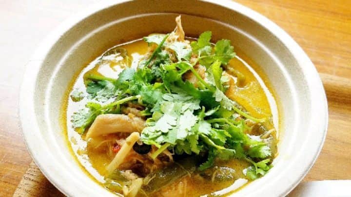 石関友梨のインスタグラム：「移動販売店の「はらぺこワゴン」 大盛りカレープレート✨  やっぱ美味しいなぁ！ 沢山常連さんが付くほどの人気店で  毎回手作りの絶品カレーに 癒されてます🎀  今日は#高崎松風園 で販売中🐻  #高崎松風園 #はらぺこワゴン#移動販売 #本格カレー #手作り #人気店 #美味しすぎる #高崎グルメ #群馬グルメ #バターチキンカレー #タイカレー #日替わりランチ #行列」