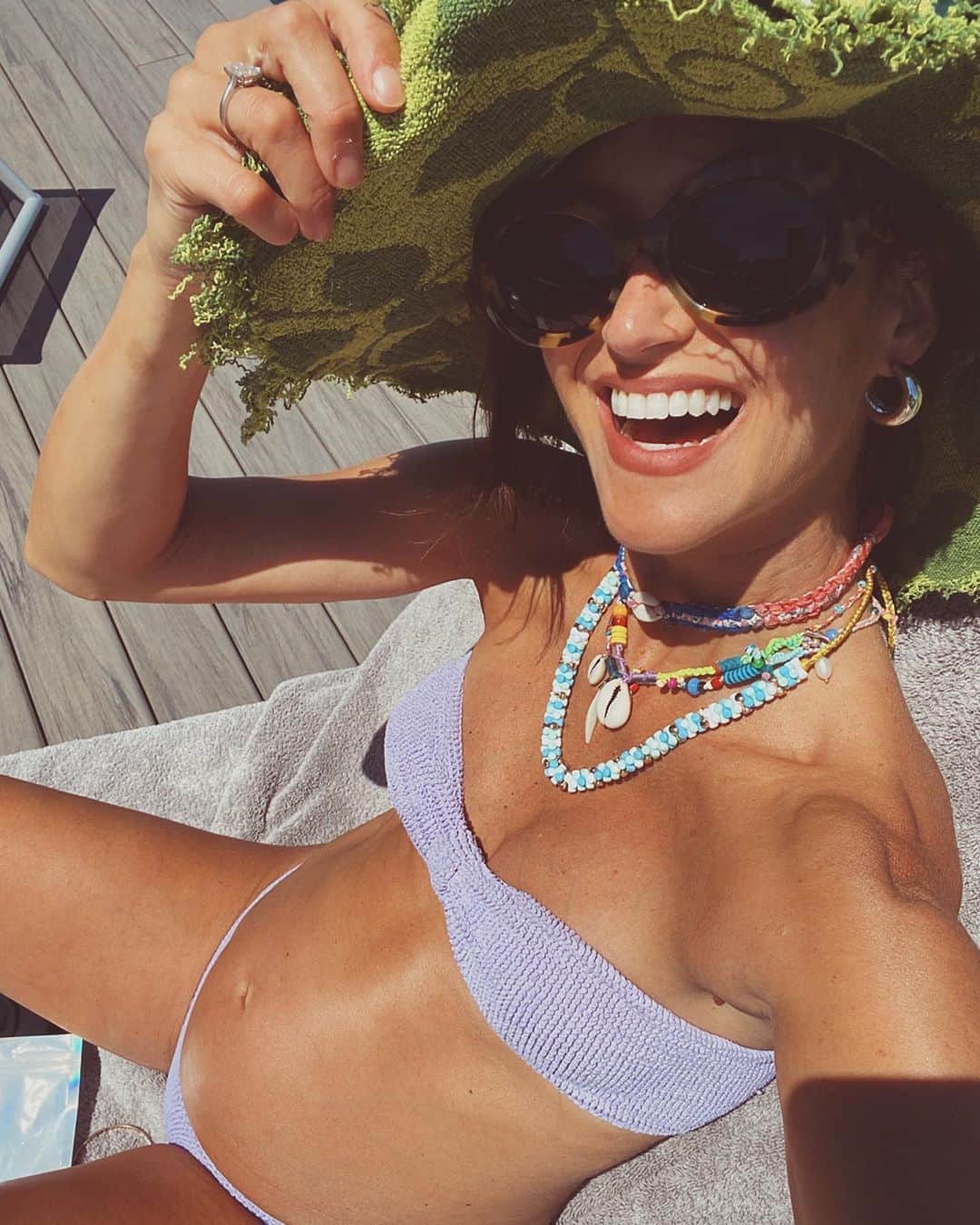 ダニジョーのインスタグラム：「SMILE, IT’S THE WKND 😃 Danni in her favorite Winona hoops, Tinka Choker and Tri necklace #dannijogirls」