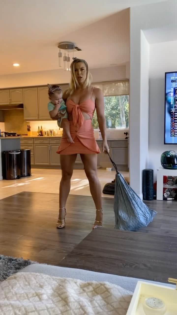 Lauren Drain Kaganのインスタグラム：「How to fix a nagging housewife 😂 @girlfriendbox ✨Check my ig story for details 🥰✨@theiobot😘 www.girlfriendbox.com/laurendrain」