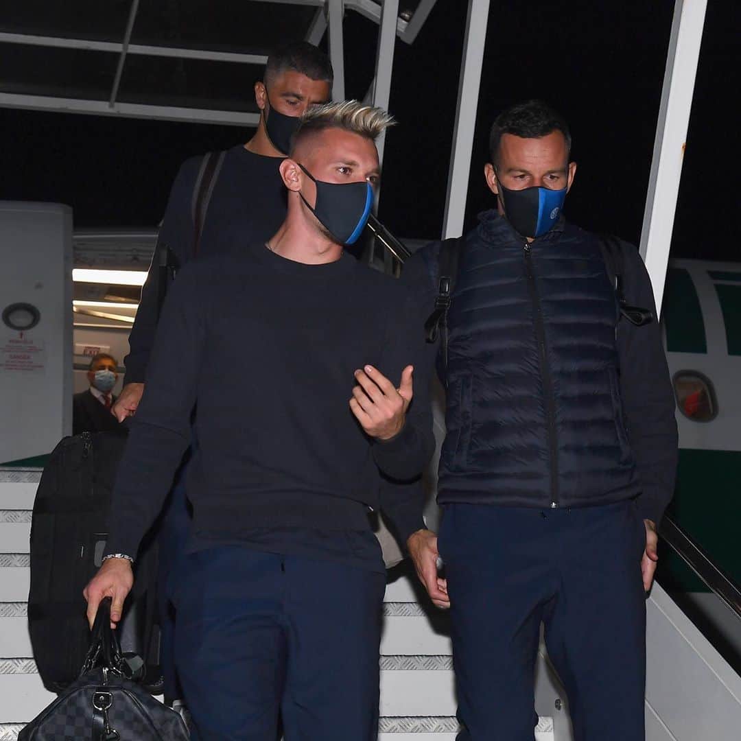 インテルナツィオナーレ・ミラノさんのインスタグラム写真 - (インテルナツィオナーレ・ミラノInstagram)「JUST LANDED IN ROME 🛬👌📸 The Nerazzuri travelling with the new face mask - available soon! #Inter #ForzaInter #LazioInter #SerieA #Football」10月4日 3時16分 - inter