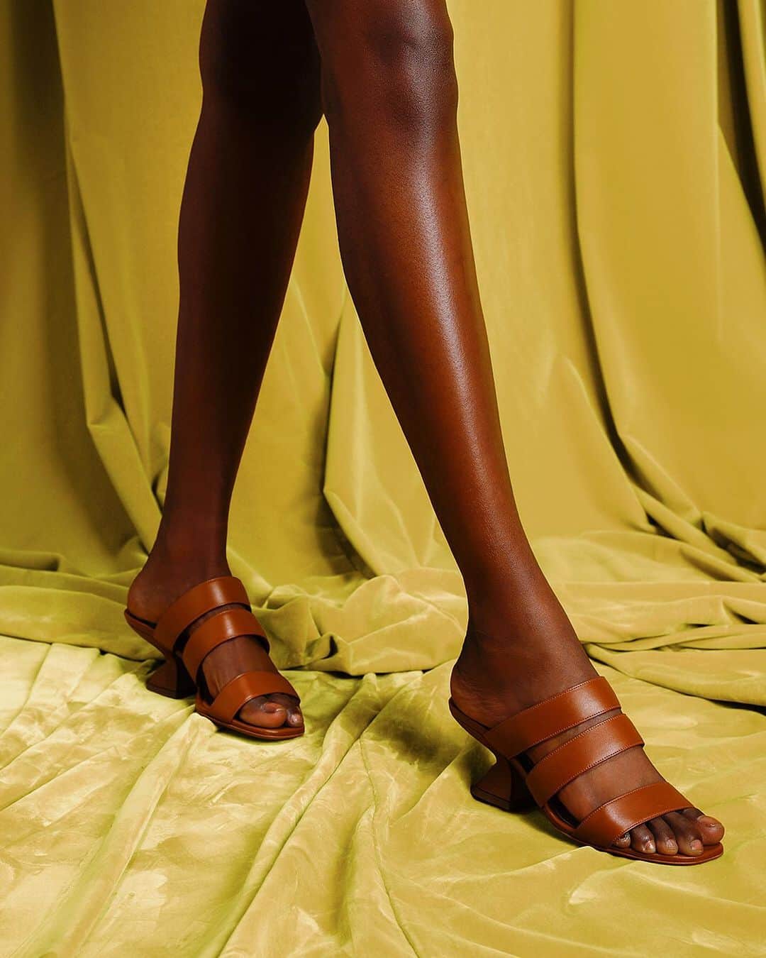 サルヴァトーレ・フェラガモのインスタグラム：「Footwear this #FerragamoSS21 perches atop a distinctly sculpted F-wedge silhouette, reinterpreted by Creative Director Paul Andrew from Salvatore Ferragamo’s iconic 1940s creation. Visit the link in bio to discover more accessory details from the recently unveiled Spring/Summer 2021 collection.」