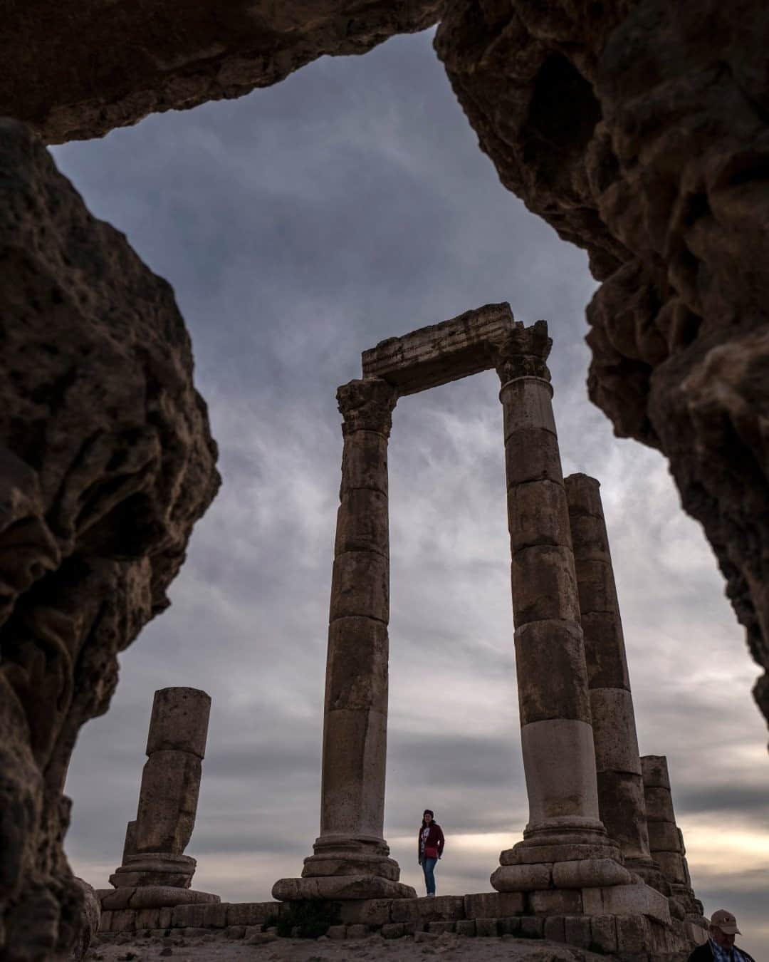 ナショナルジオグラフィックさんのインスタグラム写真 - (ナショナルジオグラフィックInstagram)「Photo by Muhammed Muheisen @mmuheisen / The Temple of Hercules, a historic site in the Amman Citadel in Jordan. For more photos and videos from different parts of the world, follow me @mmuheisen and @mmuheisenpublic #muhammedmuheisen #Amman #الاردن #citadel」10月4日 3時37分 - natgeo