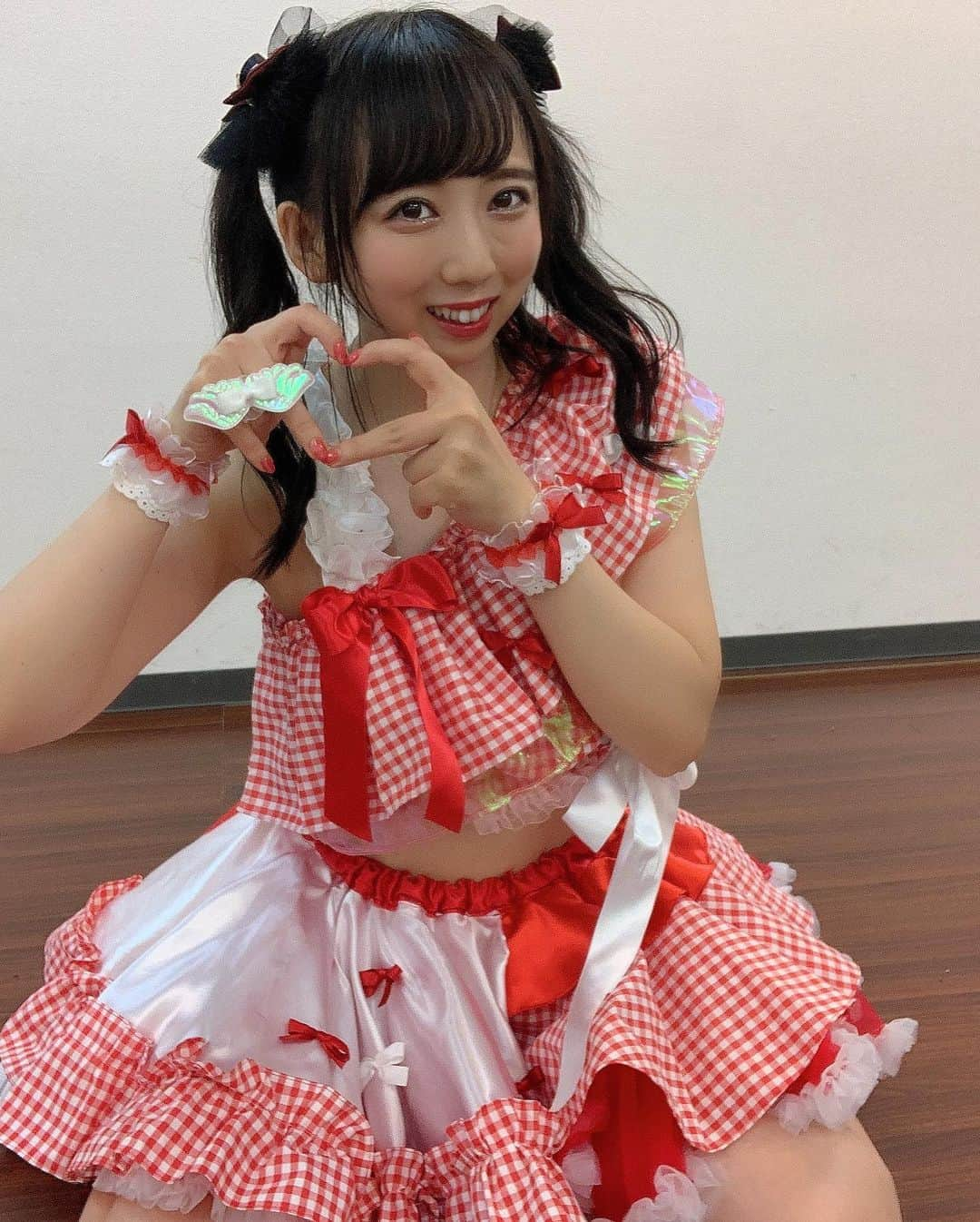 瀬戸栞さんのインスタグラム写真 - (瀬戸栞Instagram)「生誕祭で着た衣装です！とても可愛くないですか(*´꒳`*)❤️？？ 実は私を応援してくれている女の子からの誕生日プレゼントでした✨ こんな可愛い衣装を着れて幸せいっぱいでした🥺❤️❤️ これからソロライブの時たくさん着ていきますのでよろしくお願いします❤️🙇‍♀️ #idol #birthday #happy #red #stage #photo #ribon #instagood #instagram #twintail #生誕祭 #衣装」10月4日 3時42分 - shiori_seto