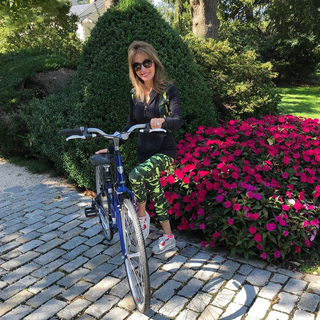 スーザン・ルッチさんのインスタグラム写真 - (スーザン・ルッチInstagram)「Perfect Fall Day!!! Cool crisp air/sunshine/bright blue sky—and air in my tires!!! 😊😊😊🍁🍁🍁」10月4日 3時38分 - therealsusanlucci