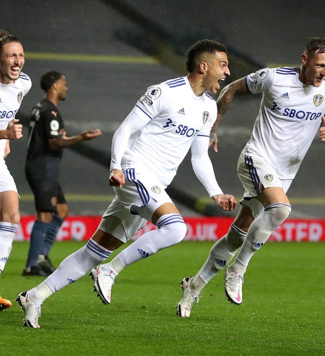ロドリゴ・モレノ・マチャドのインスタグラム：「Great team effort to get a point today! Very happy to score my first goal for Leeds. Many more to come!!! ⚪️🔵🟡  #MarchingOnTogether」