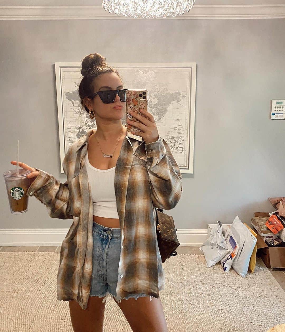 N I C O L E.のインスタグラム：「Trying to summon some fall weather with my flannel.」