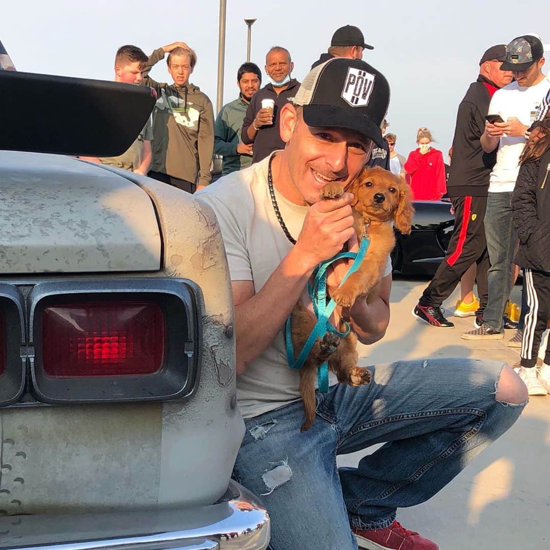 スティーブのインスタグラム：「Introducing SKY the newest member of the POV clan!! He is a 10 week old GoldenDoodle boy who seems to love cars and car shows too!! Both he and us look forward to saying hi to everyone in this awesome #Texas car community!! Thanks @kimwong_77 for the great pic and @parkupfront for another awesome morning.  Please subscribe to my YouTube channel Stevespov for lots of fun updates coming with Sky from this awesome place we now call home!! 皆さんにスカイ君の紹介をします！10週間のゴルデンデゥードルです！これからスティーブ的視点のユーチューブで紹介します！チェックしてね　#goldendoodle #ゴールデンドゥードル  #スティーブ的視点 #thumbsup」