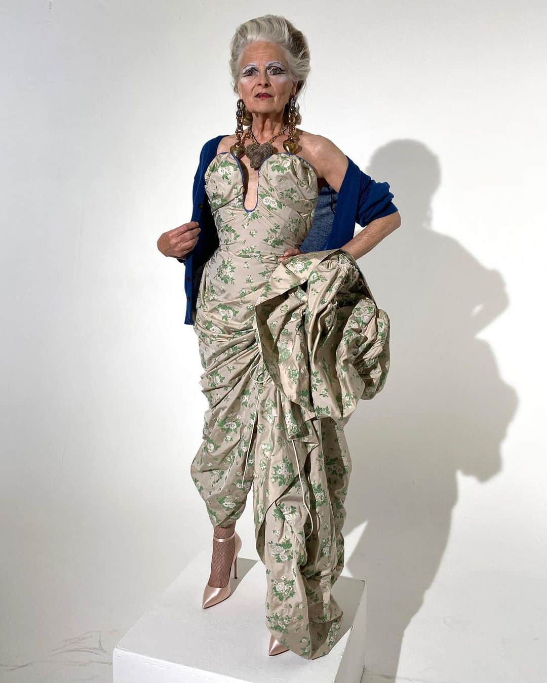 Vogue Italiaさんのインスタグラム写真 - (Vogue ItaliaInstagram)「Andreas Kronthaler (@ndreaskronthaler) has revealed his @VivienneWestwood Spring-Summer 2021collection through a series of shots which features Vivienne Westwood herself. “I had already designed this collection before COVID: small, existential and essential, our model for the future” says Kronthaler. See all the #AKVWSS21 looks at the link in bio.」10月4日 3時47分 - vogueitalia