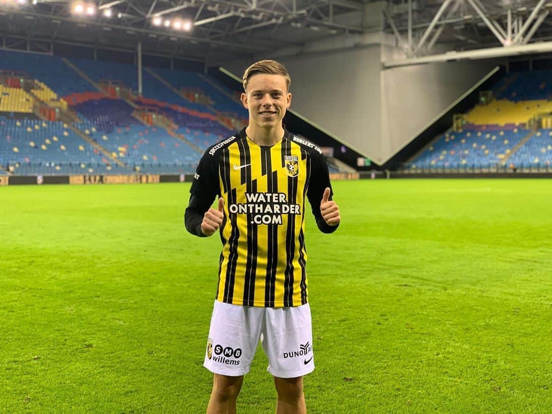 のインスタグラム：「Weer een debutant uit onze eigen Academie 💛🖤  Gefeliciteerd Enzo! 👏🏼  #Vitesse #vither」