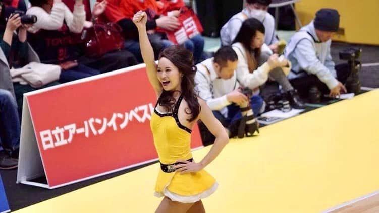 本田景子さんのインスタグラム写真 - (本田景子Instagram)「My former team in Japan!!🏀 日本のスポーツが続々と開幕していますね。 私が所属していたサンロッカーズ渋谷も開幕戦を迎え、後輩達の活躍がアメリカまで届いて元気をもらっています😊 あの会場の一体感は一生忘れません。 鳥肌が暫くおさまらないほどの興奮と感動でした。 久々に写真を見ていて懐かしくなり、みんなで踊った幸せだった瞬間をシェアしたくなったので載せます。 1〜4年目までランダムです。 このチームに出会ってなかったら、今の自分はいません。 ディレクターのなおさん、素晴らしいチームメイト、そして温かいファンのみなさんに支えられ、たくさんのことを学びました。 私のアメリカ挑戦を応援してくれたチームに感謝。 . . 最後に一言 白い自分がいる🤣 . . #チア #チアリーダー #夢 #挑戦 #意志あるところに道は開ける #challenge #chance #teammates #sunrockers #sunrockergirls」10月4日 3時54分 - keikohonda1111