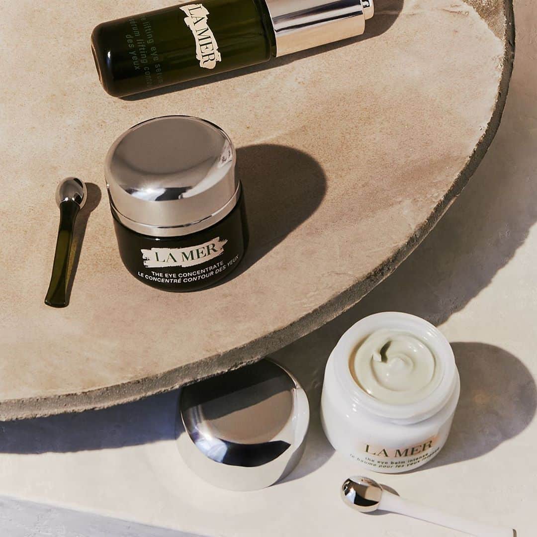 ドゥラメールのインスタグラム：「Inquiring eyes want to know and we often hear the question: when is the best time to start using treatments for the eye area? Our advice is to see what works for you based on your needs, whenever they arise. Explore the targeted benefits of each of our eye treatments and see what makes a difference.」