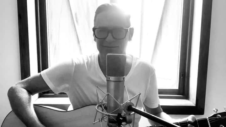 ブライアン・アダムスのインスタグラム：「Still Beautiful To Me. This song was originally from the “18 Til I Die” album in 1996, here is a new version with me singing live to the original TV track  I recorded it onto my iPhone. To see the whole video go to the link in the bio. Hope ya like it ❤️ #bryanadams18tilidie #stillbeautifultome」