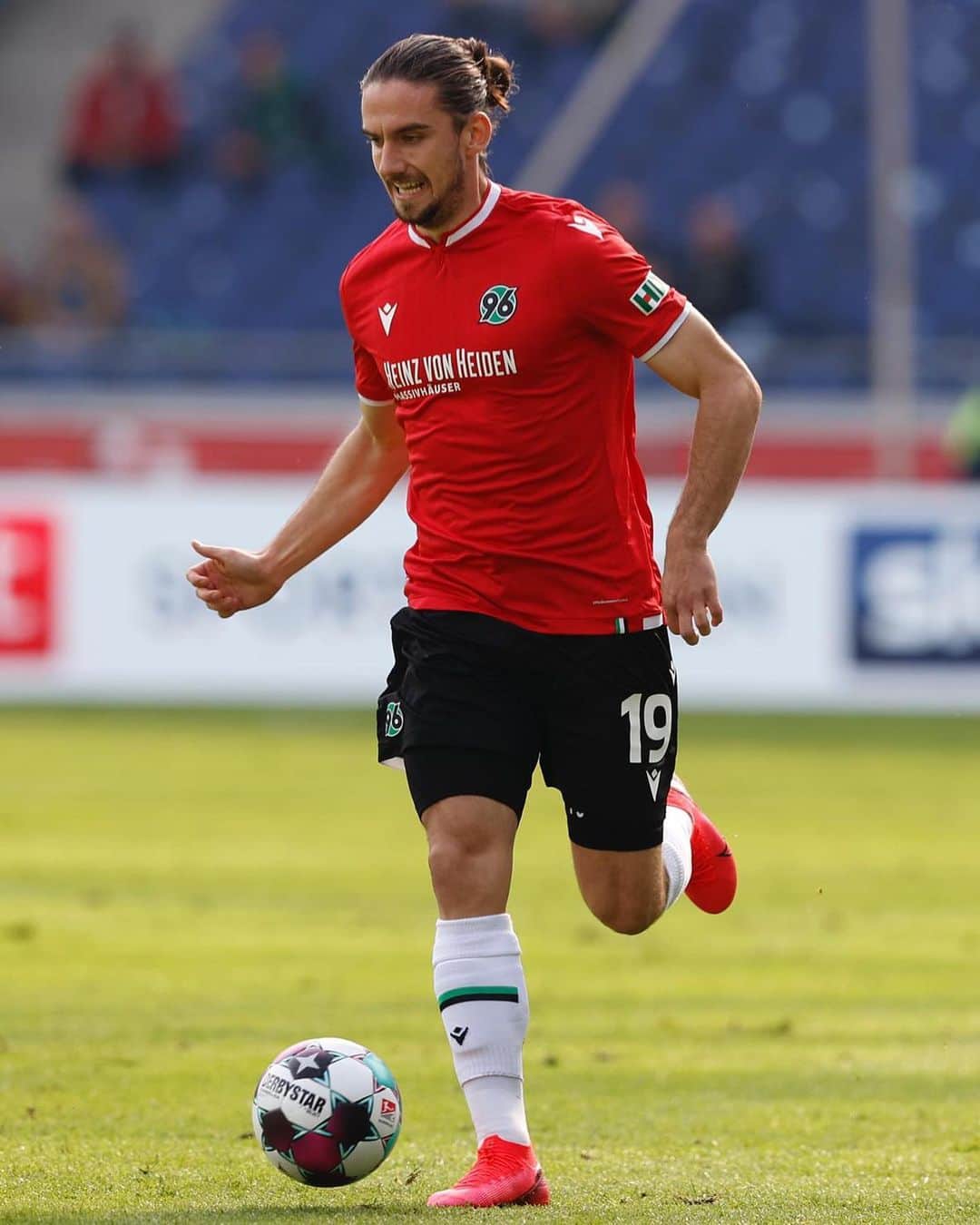 ヴァルミル・スレイマニのインスタグラム：「Derbysieg 💪🏼🔙🔛🔝#hannover96」
