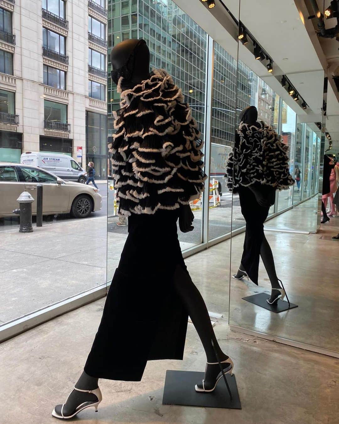 マーク・ジェイコブスさんのインスタグラム写真 - (マーク・ジェイコブスInstagram)「black and white. RUNWAY FALL 2020 MARC JACOBS   Mannequins now installed at MARC JACOBS MADISON #pleatedorganza #feathers #velvet #quality #luxury #polish #finish #jetmask #thisishowwedoit」10月4日 4時04分 - themarcjacobs