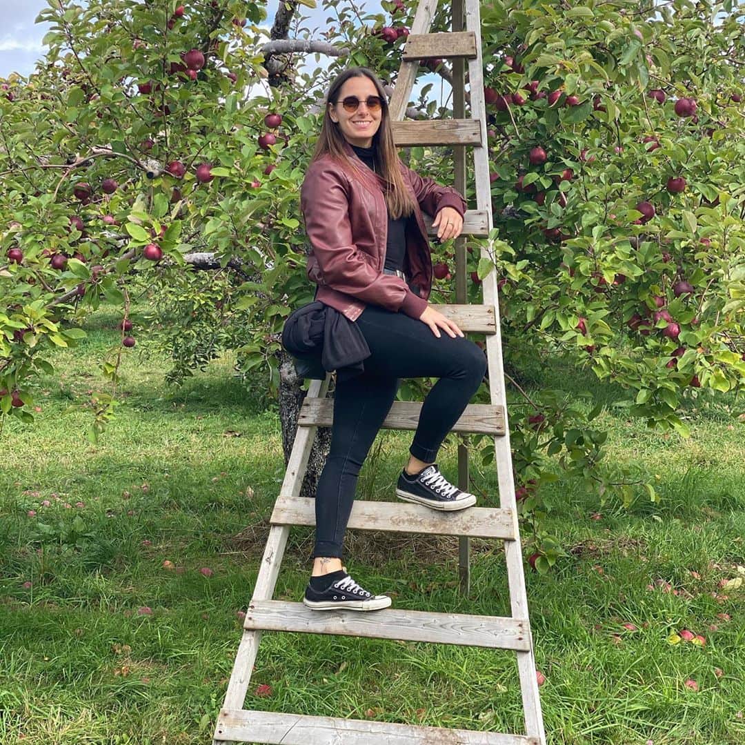 パメラ・ウェアのインスタグラム：「Wouldn’t be fall without a little apple picking🍎 • • #applepicking #fall #sweaterweather  #freshair #apples #freshapples #fallseason #allthefallvibes🍁🍂 #hellooctober #automne #fallcolors #vergerpetitetfils #supportlocal #supportsmallbusiness」