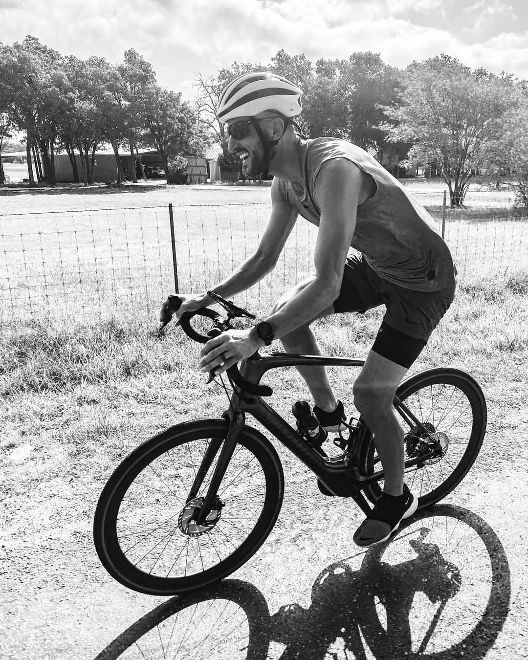 マヌ・ジノビリのインスタグラム：「🇺🇲26-mile ride in the Hill Country. Beautiful morning. My teammate didn't make it to the pic, he was waaaay behind. 😜 🇦🇷42km. Hermosa mañana para pedalear.  📷 @duncan.tv 🚲 @iamspecialized」