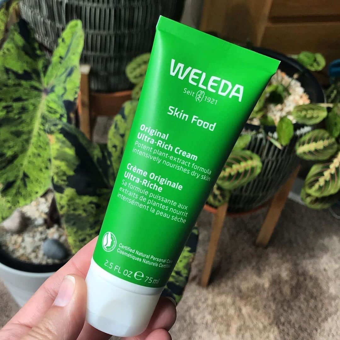 Weledaのインスタグラム：「As the seasons' transition, so should your moisturizing routine! 💚 Double tap if you've made the switch. #WeledaSkinFood (pc: @tousleboss)」