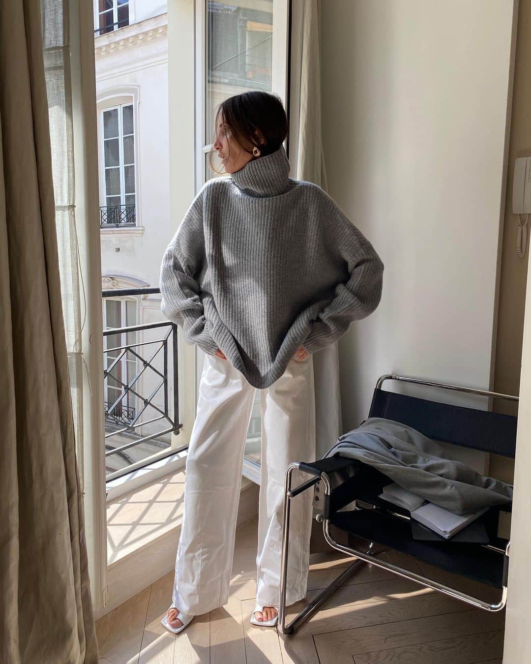Saks Fifth Avenueさんのインスタグラム写真 - (Saks Fifth AvenueInstagram)「As @louloustudio_paris designer @louloudesaison takes on #PFW, we met up with the French it-girl to get her go-to style advice for fall: "Invest in timeless pieces...think more quality, less quantity. Simple, but special." Head to our IG Stories to hear more of her styling tips.」10月4日 4時34分 - saks