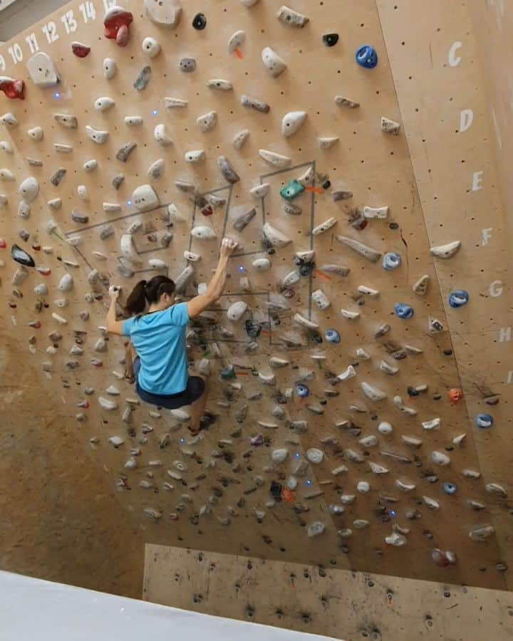 スターシャ・ゲージョのインスタグラム：「Played at the wooden lab of @boulderhallee4 today. Pretty wasted 😅 This is my favourite type of training, great for core, fingers, upper body, contact strength, movement..... 😅 also, very skin friendly 😉  Repeating some classics on my favourite board.  Weinachtsprojekt 7C  @scarpaspa @scarpa_de @trangoworldofficial @wingschalk #board #bouldering #ballern」