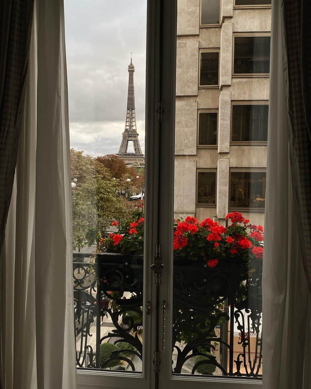 レオニー・ハンネさんのインスタグラム写真 - (レオニー・ハンネInstagram)「Saturday in Parigi 🌹 Anzeige/Tag @plaza_athenee #plazaathenee」10月4日 4時40分 - leoniehanne