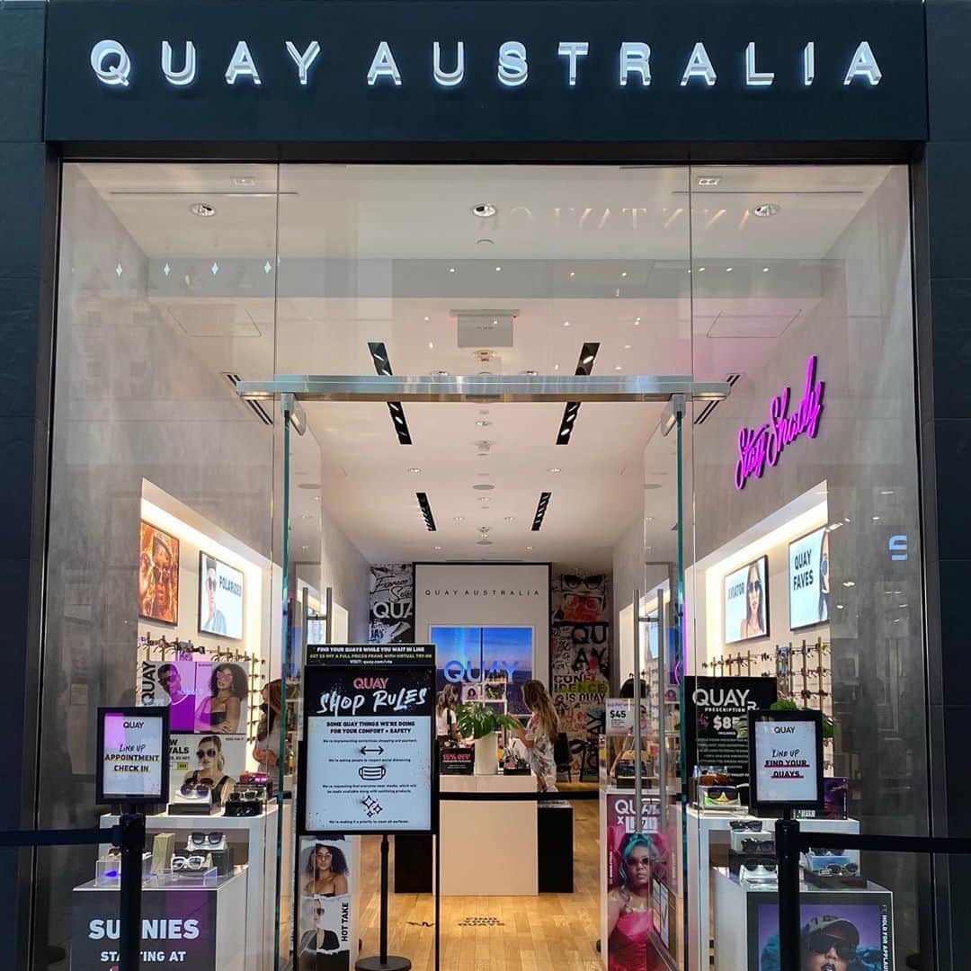 quayaustraliaさんのインスタグラム写真 - (quayaustraliaInstagram)「🚨GET IT ASAP—SHOPS ARE OPEN🚨 Check out our store locator for the deets on hours + policies, like curbside pickup 👀 Our HIGH KEY WEEKEND sale is in store too—HIGH KEY sunnies + blue light for just $45 USD 😎🖤 #FINDYOURQUAYS *excludes polarized」10月4日 4時42分 - quayaustralia