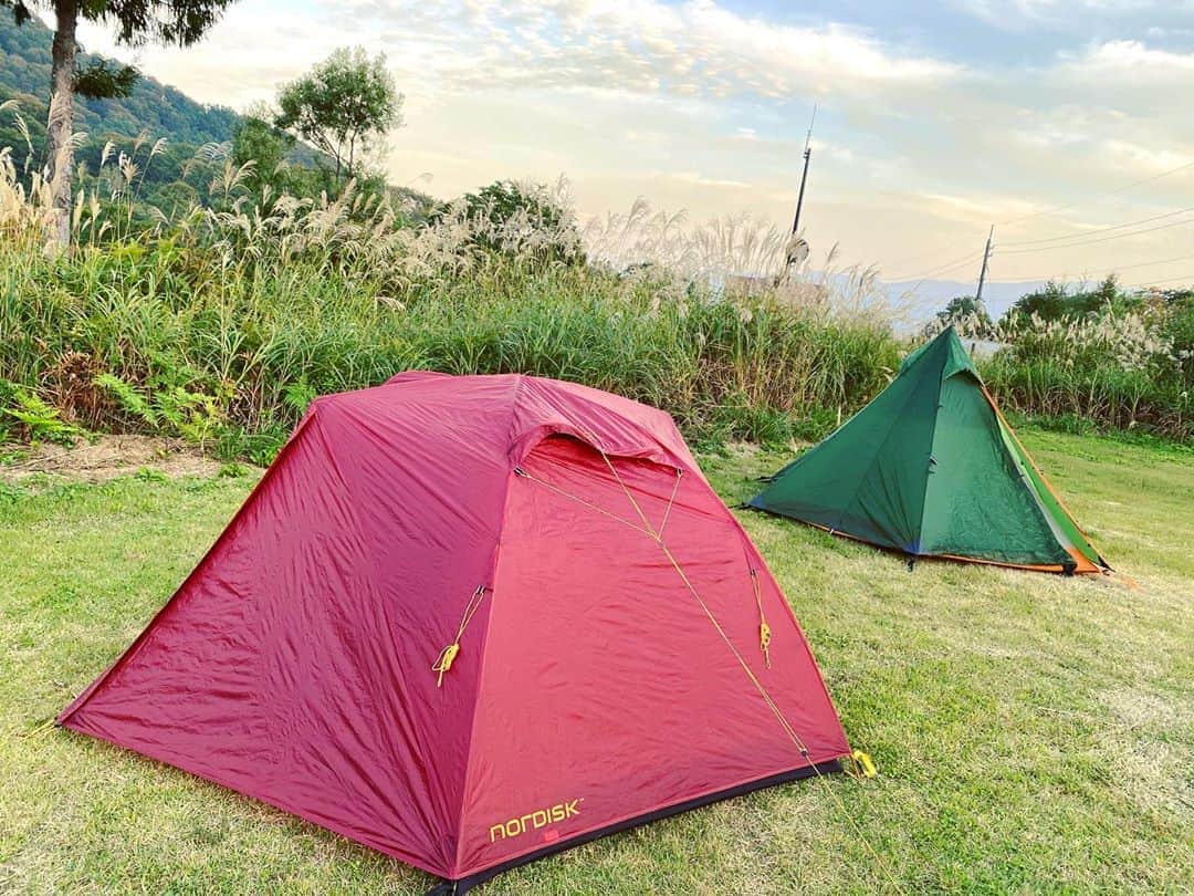 のインスタグラム：「昨晩は新潟の印の無いキャンプ場で  CURRY BEER ROCK FES🏕  🏕×🍛×🍺✨  ビールは津南地ビール🍺  お肉は津南ポーク🍖  地元の美味しさをたっぷり堪能させて頂きました！！  いっぱい話していっぱい食べて飲んで笑って、最高の夜でした。  ありがとうございました！！！  昨夜も月と星が綺麗でした。  流れ星に願いつつ、出逢いに感謝し、  しっかりできることして一歩一歩前進したい  この連日🏕  本気で全力で楽しみました🥳  おかげさまですm(_ _)m！！！  #新潟 #キャンプ　#camp #津南 #おかげさま  #無印良品 #地ビール　#カレー　#津南ポーク #fes  #テント　#noldisk #outdoor」