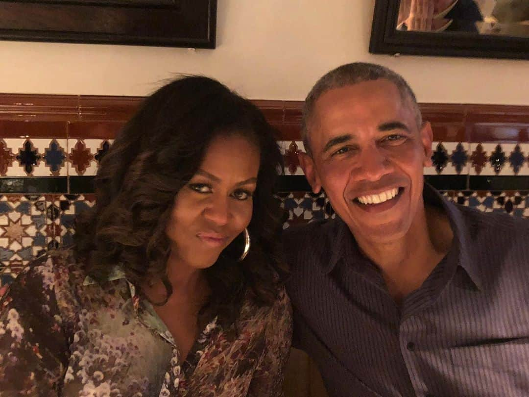 ミシェル・オバマさんのインスタグラム写真 - (ミシェル・オバマInstagram)「28 years with this one. 💕 I love @BarackObama for his smile, his character, and his compassion. So grateful to have him as a partner through everything life throws at us. And this year, we have a request for you — pick one person in your life who might not vote and make sure they do. Tell us about it in the comments! That’s an anniversary message of the best kind. Love you, Barack. ❤️😘」10月4日 5時02分 - michelleobama