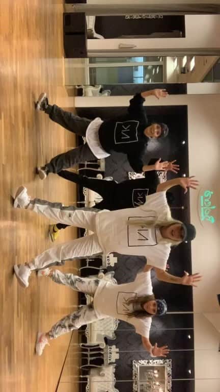 Nika Kljunのインスタグラム：「#nikakljunchoreography . WE DIDDDD IT!!!! 😀🤪🤩 Thank youuuuuu everyone for joining and dancing with us! I’ve had nothing but a blast! 😎😍💃🧢💥 Asistants: @anavodisek @timklemencic @danaja_azman @bolero_dance  #danceonline #onlineclasses @djkhaled @champagnepapi @bolero_dance Location: @bolero_dance in 🇸🇮  . Download the remix of the song in my stories!! remix by @jakakusar  . My gift for everyone who took this live class - type in code POPSTAR20 for 20% off your purchase on my #NKmerch (2 weeks only!) ❤️😁🙋🏼‍♀️👕 •shop on my IG or go to my bio for the link www.nikakljun.com . LOOOVEEE YUUUUU GUYS!!!! SO appreciative of your support. 🙏🏼❤️ . #dance #dancersofinstagram #dancechoreography #danceclasses #dancecrew #dancedance #dancersofig #dancerlife #fullout #choreographyvideo #bolerodance #nikakljunmerchandise」