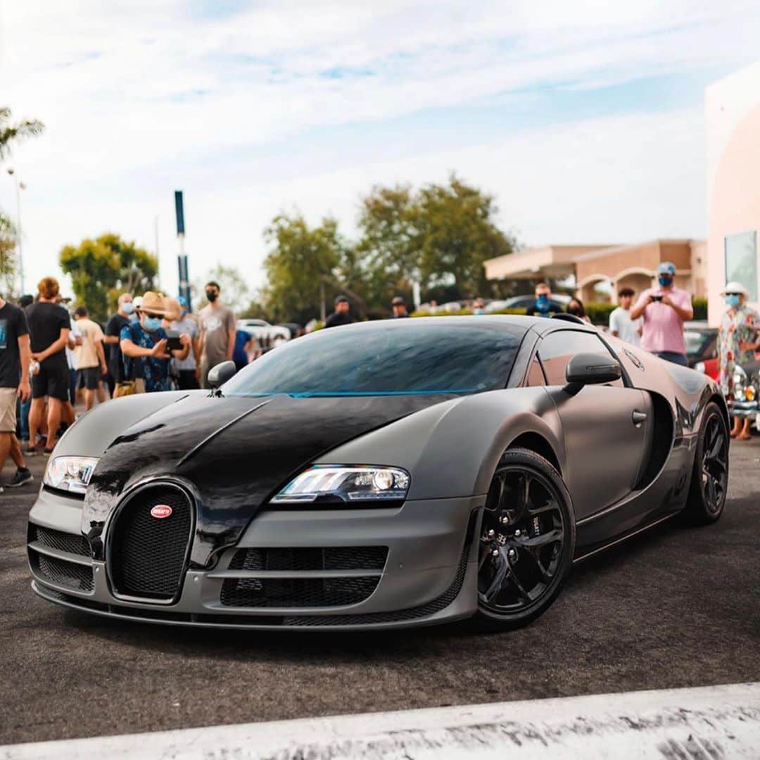 CarsWithoutLimitsさんのインスタグラム写真 - (CarsWithoutLimitsInstagram)「🚨 WANTED: BUGATTI VEYRON🚨  Looking for a Bugatti Veyron with 6,000 miles or lower. Maximum budget of $1.1M. Seller will be directly in contact with buyer, no middle men! DM @tedskilla   Photo @2kexotic   #carswithoutlimits #bugatti #veyron」10月4日 5時15分 - carswithoutlimits