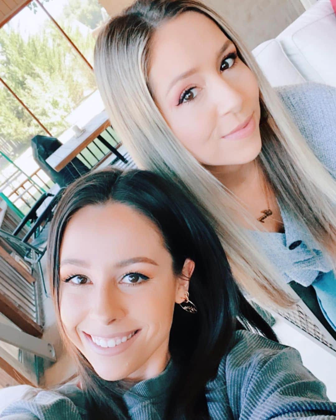 Tracy and Stefanieさんのインスタグラム写真 - (Tracy and StefanieInstagram)「Hope y’all are having a great weekend!! ☺️PS what’s for dinner we need ideas!!」10月4日 5時21分 - eleventhgorgeous