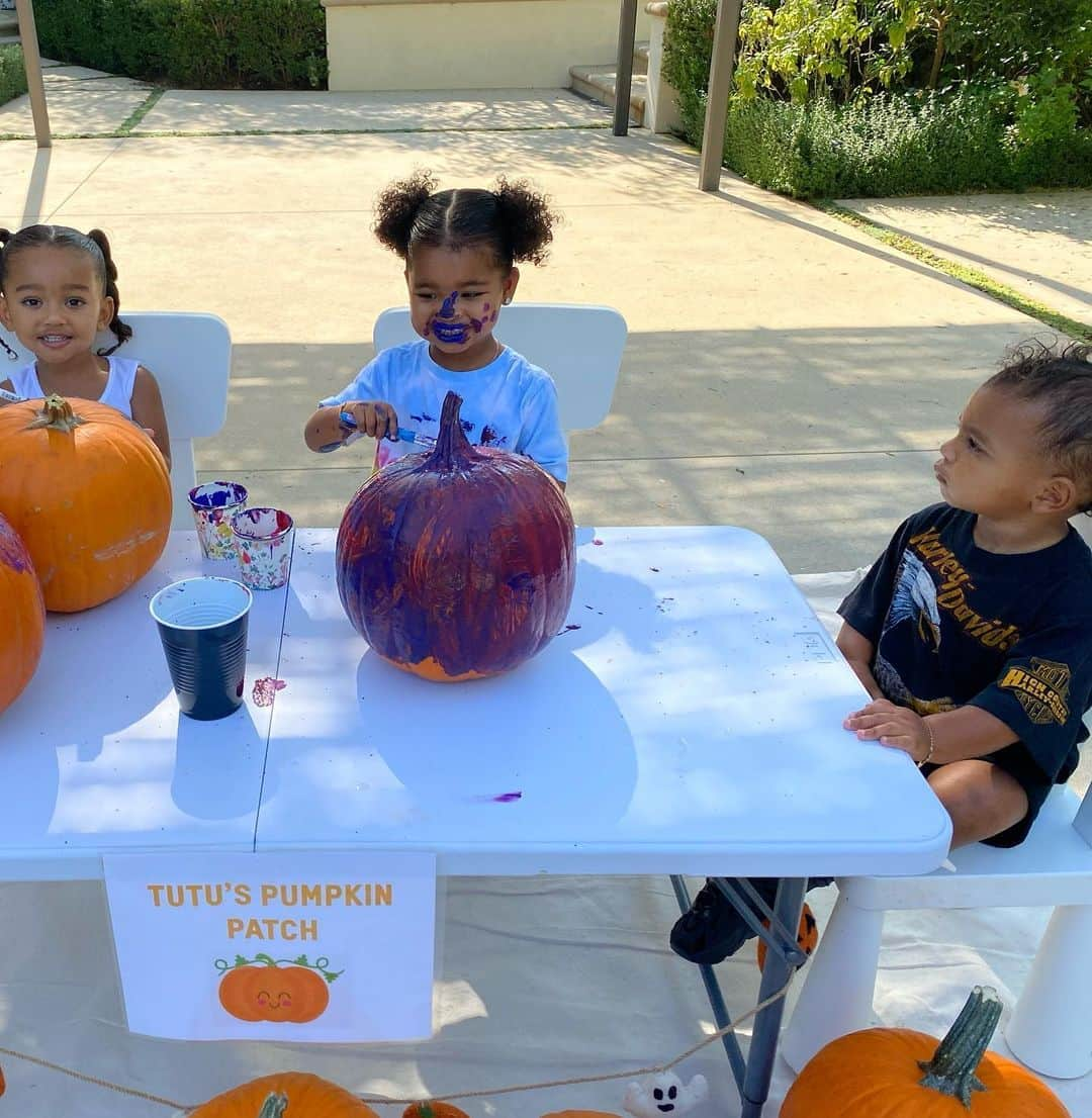 クロエ・カーダシアンさんのインスタグラム写真 - (クロエ・カーダシアンInstagram)「🎃🎃Family Pumpkin Carving Day 🎃🎃」10月4日 5時25分 - khloekardashian