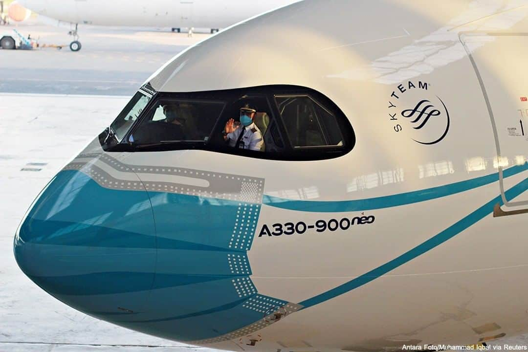 ABC Newsさんのインスタグラム写真 - (ABC NewsInstagram)「As part of an awareness campaign, Indonesia's national airline, Garduda Indonesia, painted a mask on the nose of their Garuda Indonesia Airbus. #coronavirus #covid19 #pandemic #publichealth #airlines #international」10月4日 5時44分 - abcnews