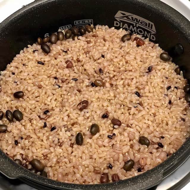 なでしこ健康生活さんのインスタグラム写真 - (なでしこ健康生活Instagram)「Repost from @nozomi_goto26   なでしこ健康生活炊飯器での、 念願の酵素玄米。 5分つき米を炊いて食べた後で﻿ 炊飯してみました。﻿ ﻿ まずはレシピ通りにやってみましたよ＾＾﻿ オリジナルは次回から~﻿。 ﻿ こんなに簡単に酵素玄米が仕上がるなんて！！﻿ 超うれしすぎる。﻿ ﻿ と、一人跳び上がって喜んでしまいました。﻿ ﻿ ﻿ 一口、つまみ食いしてみたら、﻿ 美味しい玄米に炊き上がっていたので、﻿ これで、明後日まで食べるのはガマンしよう~。﻿ 明日も混ぜるのだけは忘れずに＾＾﻿ ﻿ あ~早く食べたいな。﻿ ﻿ ﻿ ﻿ #なでしこ健康生活公式アンバサダー #なでしこ健康生活 #免疫アップレシピ　#宅メシ　#酵素玄米  #酵素玄米炊飯器　#発芽玄米炊飯器　#発酵発芽玄米 #発芽酵素玄米  #発酵玄米 #寝かせ玄米 #酵素玄米ごはん　#玄米　#玄米酵素ブレンド　#炊飯器レシピ　#発酵食　#玄米食 #おうちごはん #オーガニック #免疫力アップ #インナービューティー #腸活 #健康美食 #ローフード #ベジ #ビューティーソウルフード #ビューティーソウルフードデザイナー﻿ @nadeshiko_healthy_life﻿ @beaty_soulfood_nozomi﻿ @nozomi_goto26」10月4日 5時37分 - nadeshiko_healthy_life