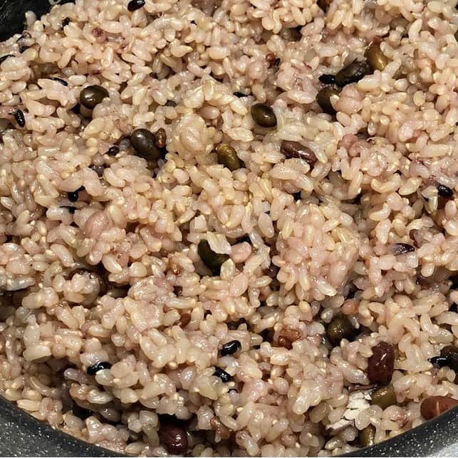 veggy_ambassadorさんのインスタグラム写真 - (veggy_ambassadorInstagram)「Repost from @nozomi_goto26   なでしこ健康生活炊飯器での、 念願の酵素玄米。 5分つき米を炊いて食べた後で﻿ 炊飯してみました。﻿ ﻿ まずはレシピ通りにやってみましたよ＾＾﻿ オリジナルは次回から~﻿。 ﻿ こんなに簡単に酵素玄米が仕上がるなんて！！﻿ 超うれしすぎる。﻿ ﻿ と、一人跳び上がって喜んでしまいました。﻿ ﻿ ﻿ 一口、つまみ食いしてみたら、﻿ 美味しい玄米に炊き上がっていたので、﻿ これで、明後日まで食べるのはガマンしよう~。﻿ 明日も混ぜるのだけは忘れずに＾＾﻿ ﻿ あ~早く食べたいな。﻿ ﻿ ﻿ ﻿ #なでしこ健康生活公式アンバサダー #なでしこ健康生活 #免疫アップレシピ　#宅メシ　#酵素玄米  #酵素玄米炊飯器　#発芽玄米炊飯器　#発酵発芽玄米 #発芽酵素玄米  #発酵玄米 #寝かせ玄米 #酵素玄米ごはん　#玄米　#玄米酵素ブレンド　#炊飯器レシピ　#発酵食　#玄米食 #おうちごはん #オーガニック #免疫力アップ #インナービューティー #腸活 #健康美食 #ローフード #ベジ #ビューティーソウルフード #ビューティーソウルフードデザイナー﻿ @nadeshiko_healthy_life﻿ @beaty_soulfood_nozomi﻿ @nozomi_goto26」10月4日 5時38分 - nadeshiko_official_shop