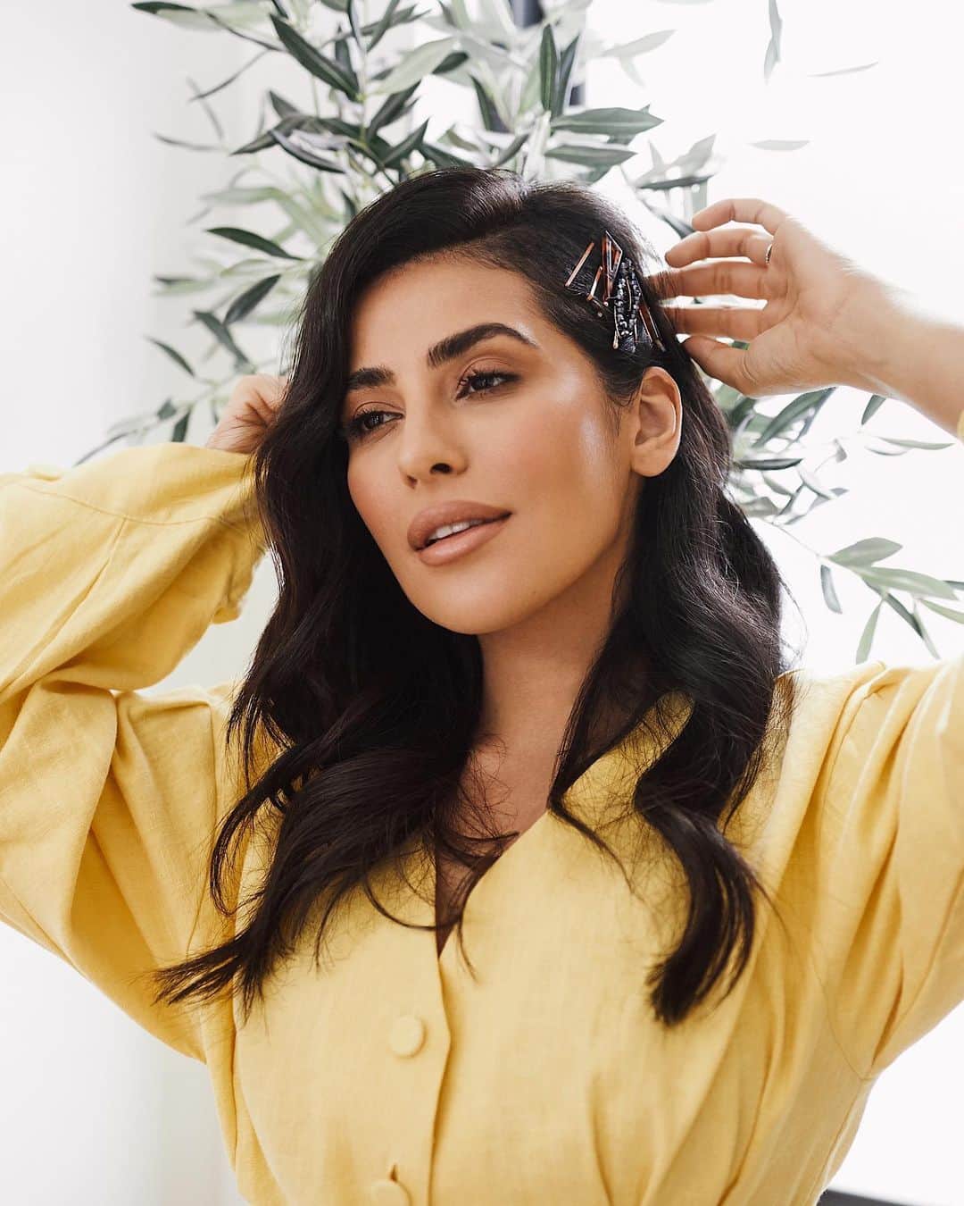 Sazan Hendrixさんのインスタグラム写真 - (Sazan HendrixInstagram)「Soulmates are hard to find.. kind of like the right hair accessory to pair with the perfect outfit 😆 It was love at first sight when we brought this pack of pins to life from my #sazanxwildprimrose collection! When in doubt, wear them all. 😂 Shop my online hair collection with @scunci x @conair exclusively at Walmart.com! BTW I’m so excited it’s gonna be launching IN WALMART STORES very soon! 😱🥳 @walmart #SazanXConair #SazanXscünci #linkinbio」10月4日 5時54分 - sazan