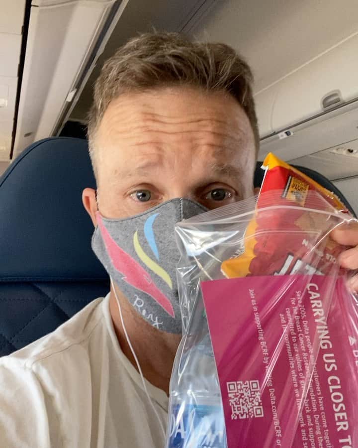 ブレッキン・メイヤーのインスタグラム：「Got a lil Safety/Snack kit from @delta.」