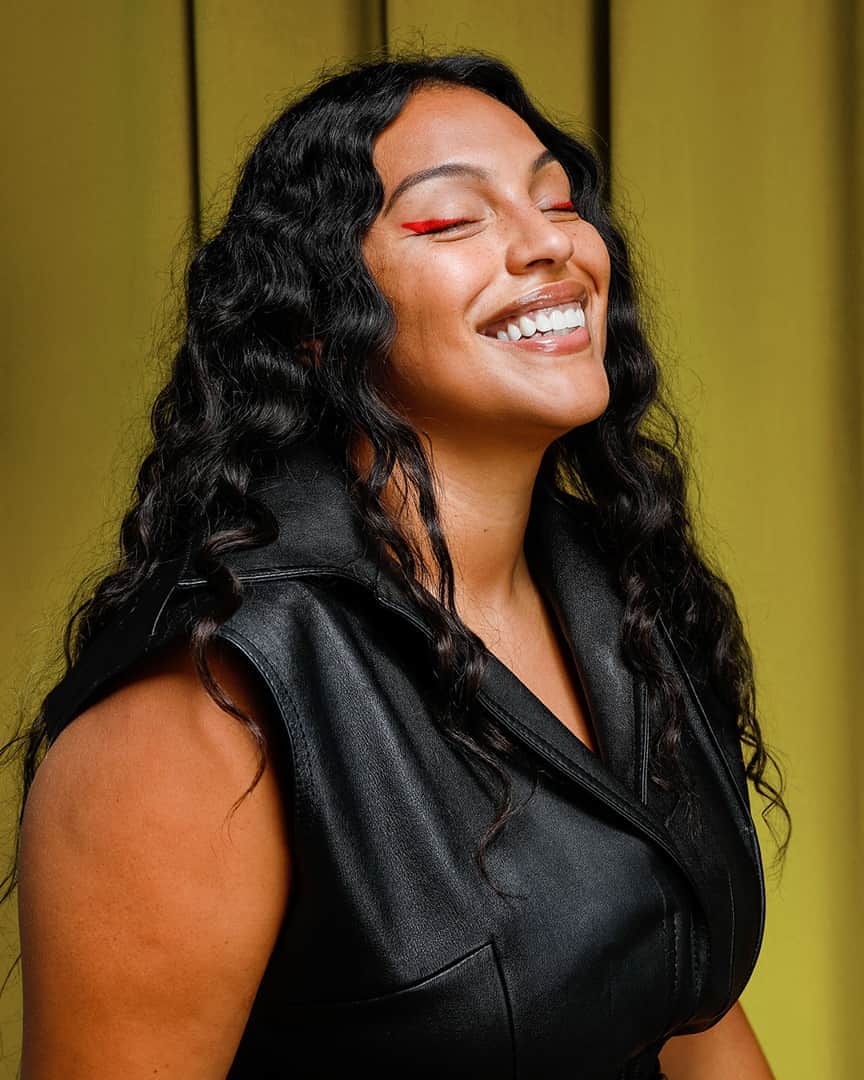 サルヴァトーレ・フェラガモのインスタグラム：「Backstage Moment: Model Paloma Elsesser captured in a candid moment before the show, sports a sweeping crimson-tinged winged liner by Fara Homidi @farahomidi, for a touch of the enigmatic inspired by the drama and suspense of Hitchcockian theme of the #FerragamoSS21 collection.」