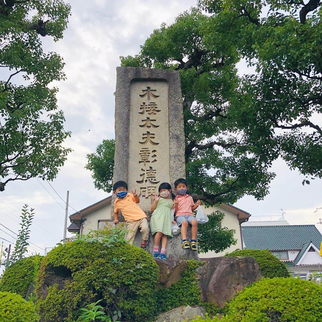 生島早織さんのインスタグラム写真 - (生島早織Instagram)「週末、双子達のリクエストで義父母宅へ😊  犬と遊び、いとこちゃんと遊び、楽しそう❣️  パパに写真を送ったら、石碑に登るのも、植木屋さんの石渡も、子供の頃同じ事してた〜って🤣  変わらない景色、遊びがあるのって良いよね👍😃  翌日は山へ探検に行きたいらしい🤣 鴨に餌もあげたい❣️  犬の散歩もしたい🐩  いとこちゃんとも遊びたい❣️  1日で足りるかな？🤣  #双子育児 #双子ママ #義父母宅へ #いとこちゃんと #今と昔 #変わらない景色 #週末の楽しみ」10月4日 6時00分 - saori.ikushima